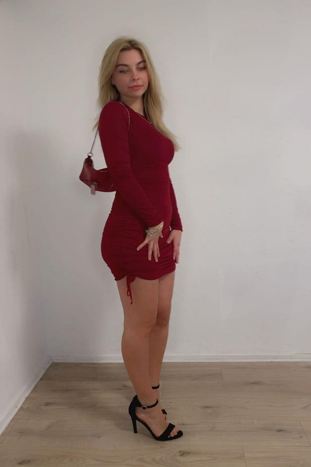 cloe_rote_kleid.jpg