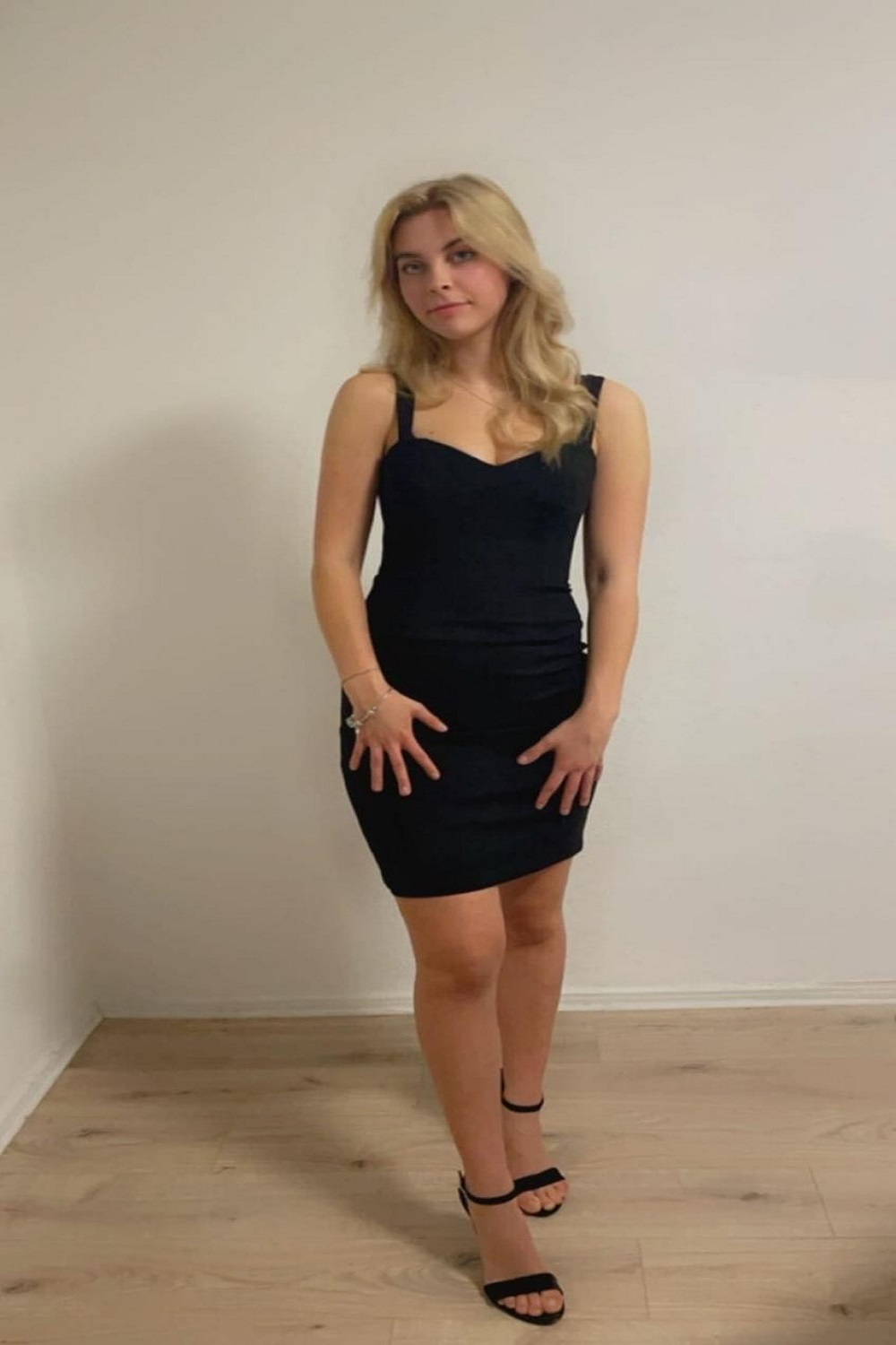cloe_schwarze_kleid.jpg